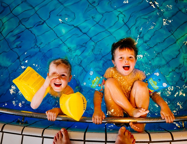 děti v bazéně