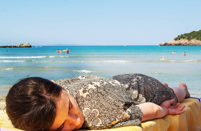 spící žena na pláži.jpg