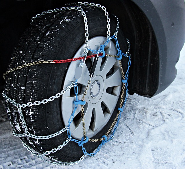 kolo automobilu se sněhovým řetězem