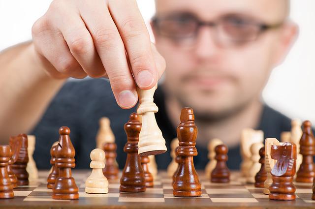 muž hraje šachy